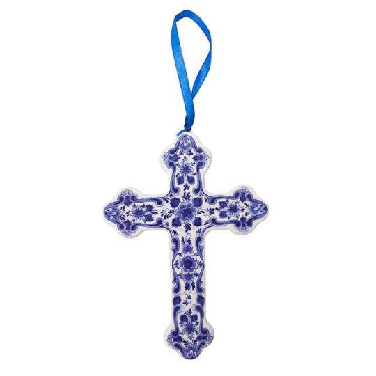 Dekorativni križ s plavim cvjetnim uzorcima na bijeloj pozadini