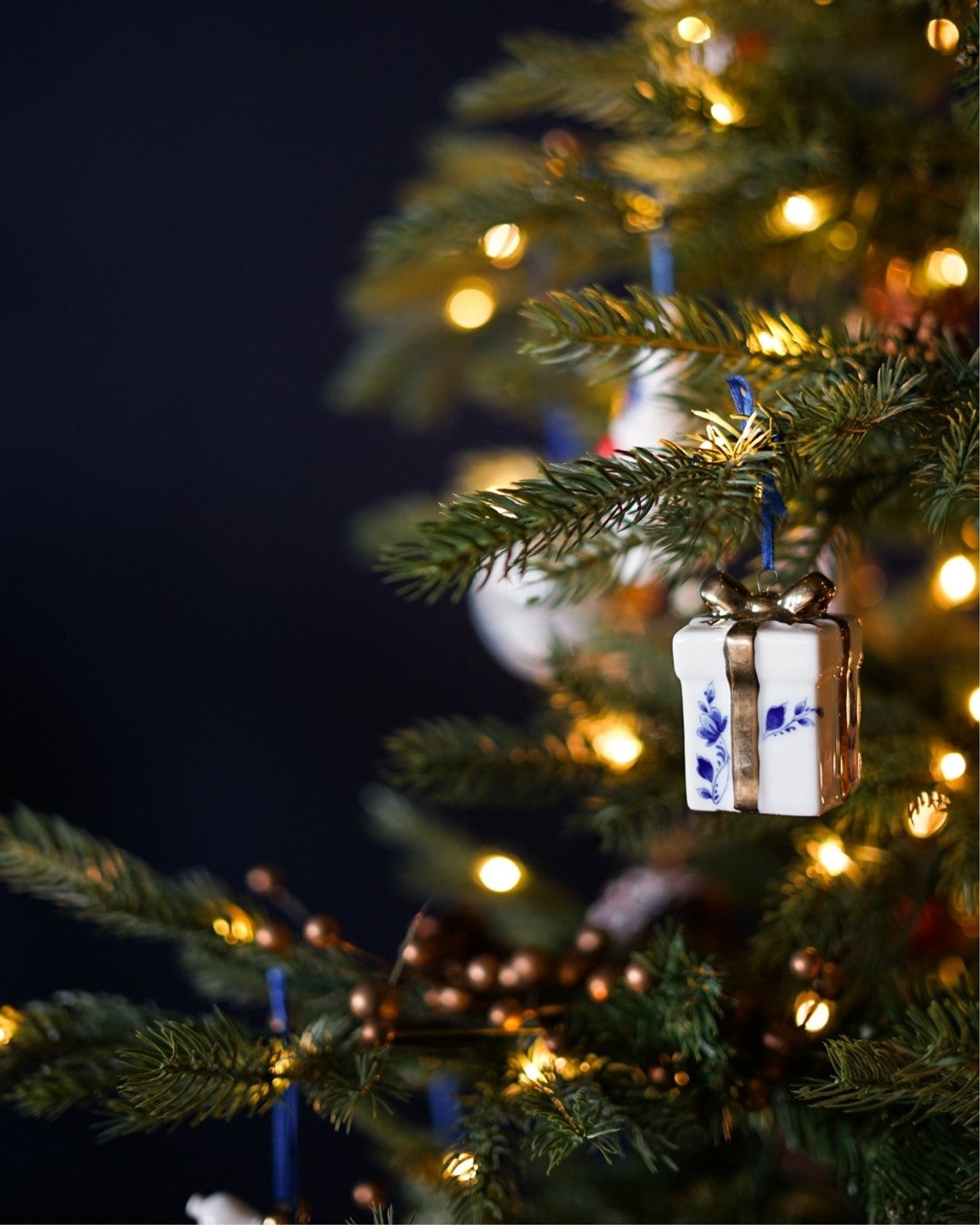 Božićni Ukras - Poklon sa Zlatnom Vrpcom